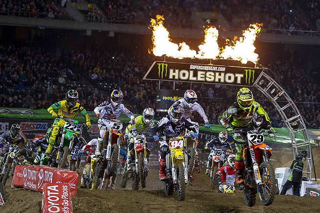 Andrew Short (29) led the field at the start of the 450cc main. Ken Roczen (94) was in contention for his third win of the season before he came up short on a triple jump and crashed hard. Roczen finished 15th and lost the series point lead.