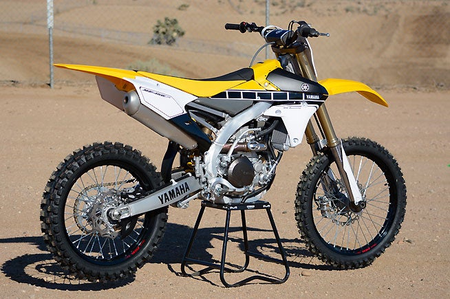 Yamaha YZ 450F 2016: Moto conta com controle de Largada!..