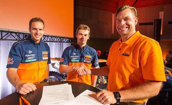 Reigning AMSOIL Grand National Cross Country Champion and Kenda AMA National Enduro Champion Kailub Russell (center) has signed a four-year contract extension that will keep him on the FMF/KTM Factory Racing Team for four more years. PHOTO COURTESY OF KTM NORTH AMERICA.