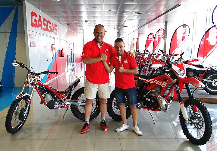 Gas Gas General Manager Juan Lopez (left) and motorcycle stuntman Emilio Zamora (right) shake hands on the new agreement that will see Zamora ride Gas Gas motorcycles in his international stunt exhibitions.  PHOTO COURTESY OF GAS GAS. 