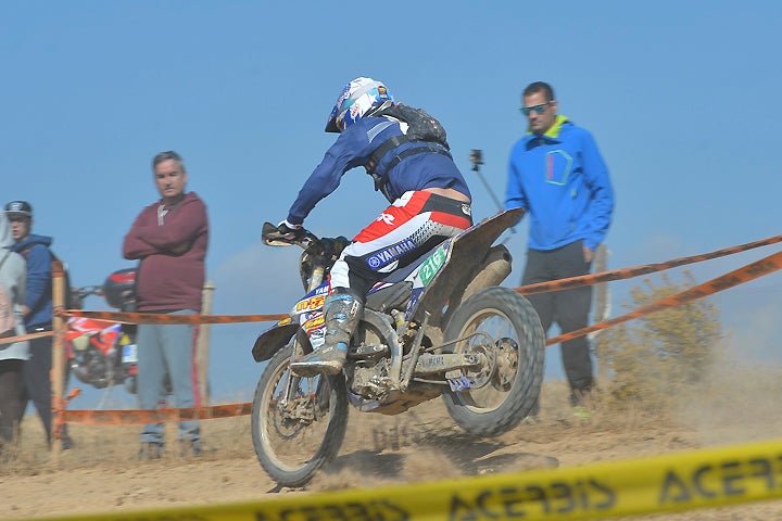 After learning Italy was no longer in the picture, Taylor Robert found himself having to strike a delicate balance between backing it down slightly to make sure he finishes the event and still riding on the edge to preserve his overall lead individually. He was fourth for the day overall but still leads on aggregate time. PHOTO BY MARK KARIYA.