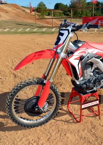 Kiss your high-pressure air pump goodbye! The 2017 CRF450R boasts a 49mm Showa coilspring fork with specs that are identical to the Showa factory A-kit forks.