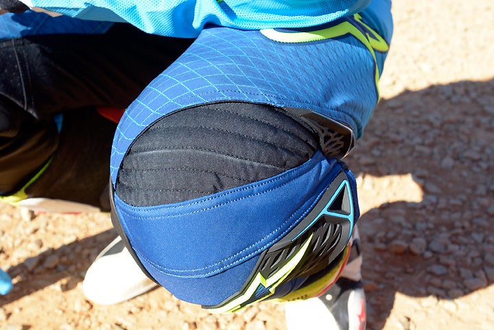 The Techstar Venom pants feature a patented 3D knee panel design to provide a snug fit without binding.