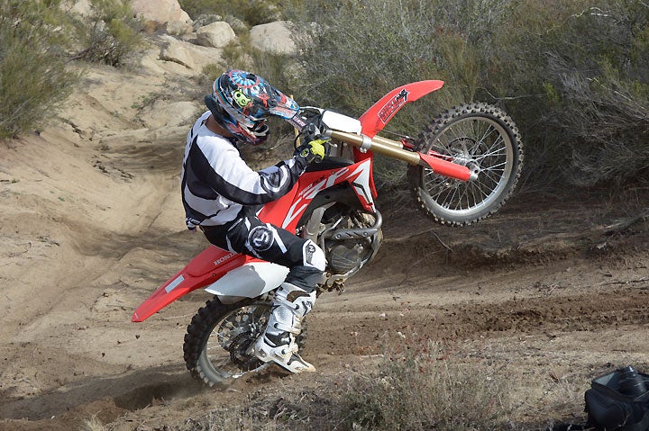 Using all the same engineering that went into the 2017 Honda CRF450R, the 2017 Honda CRF450RX takes Big Red's moto madness into the closed-course competition arena.