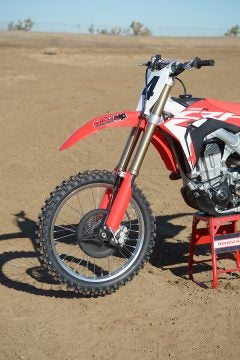 Honda has replaced the CRF450R’s 48mm KYB PSF air fork with an all-new 49mm Showa coil spring unit with internals from the company’s Race Kit suspension. The Showa outperforms the air fork by being more sensitive over smaller bumps while retaining excellent big-hit capability.