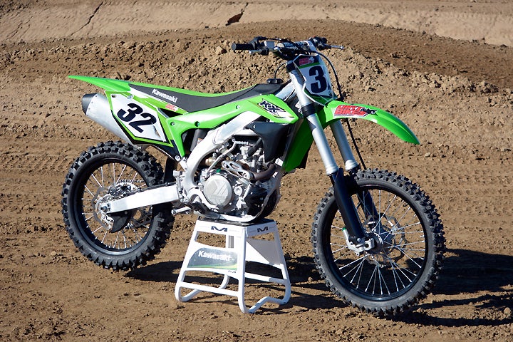 The 2017 Kawasaki KX450F is marginally different than the completely redesigned 2016 model. Changes for ’17 include revisions to the KX’s Showa air fork and Uni-Trak rear suspension.