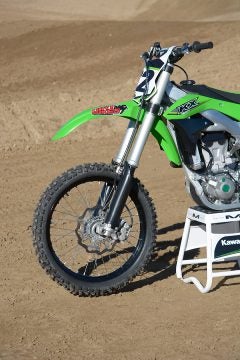 Kawasaki fits the KX450F with a 49mm Showa Separate Function Fork with three air chambers. The SFF-TAC is revised for 2017 by a swap of the inner and outer chamber filler valves and slightly different valving.