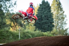 18_CRF250R_ACTION_03